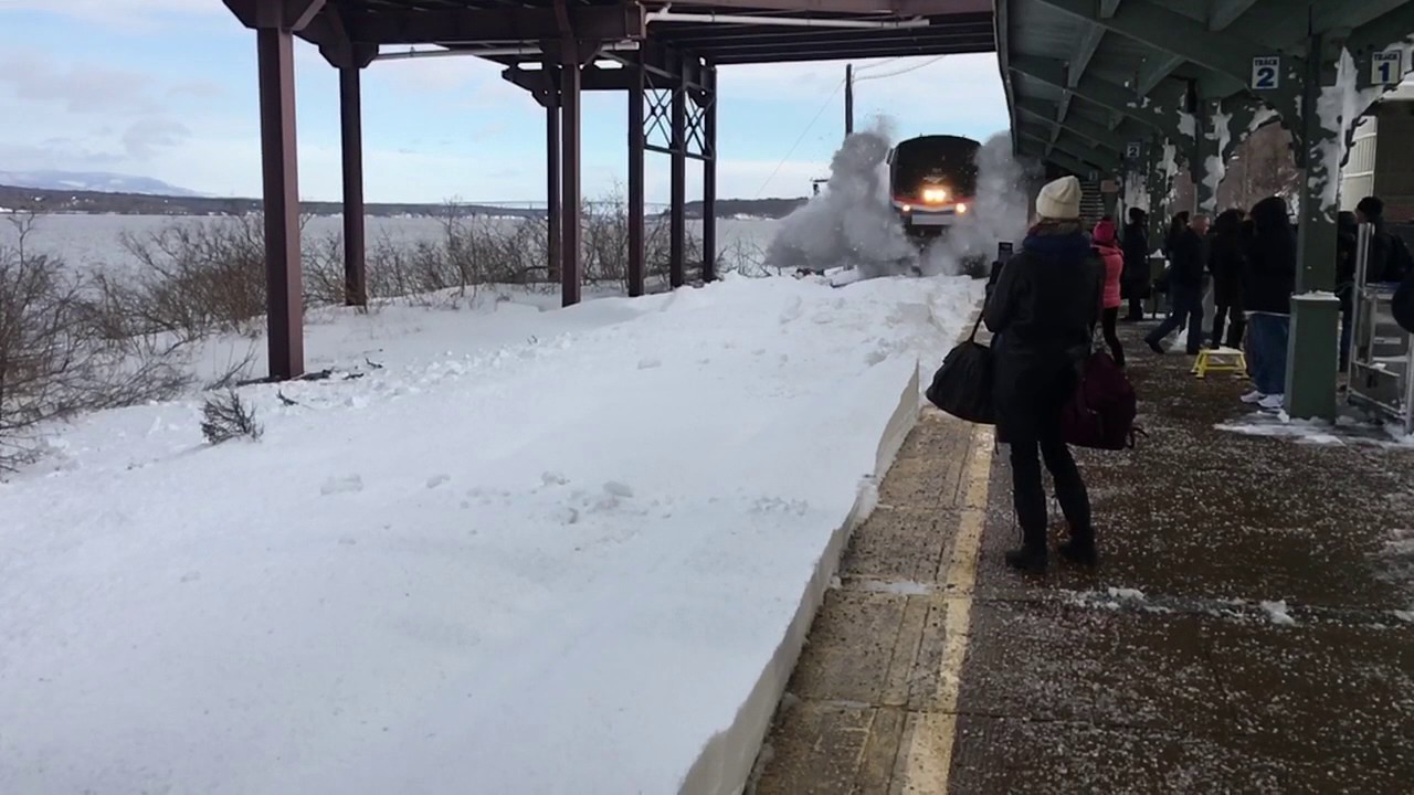 Amtrak pflügt Schnee im Bahnhof