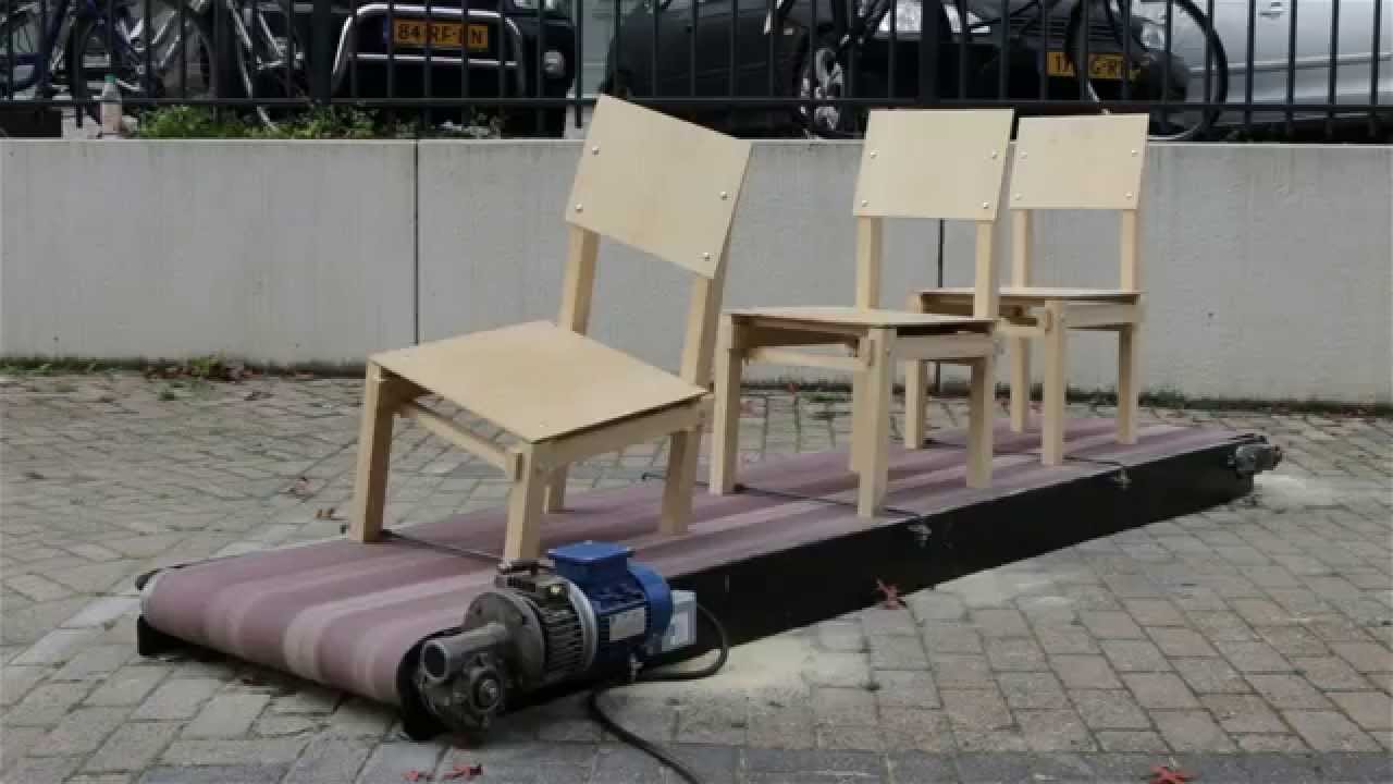 Auf einem Laufband schleifende Stühle
