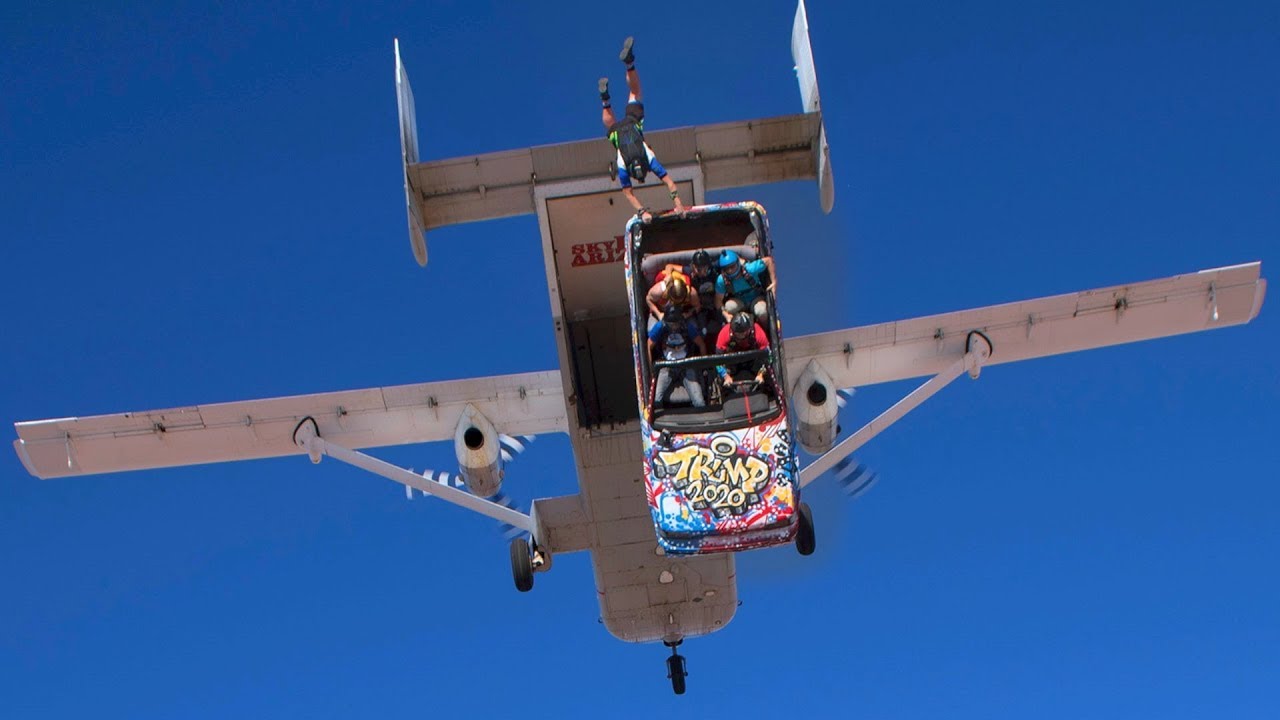Auto aus einem fliegenden Flugzeug fahren und mit Wingsuits in ein Flugzeug reinfliegen