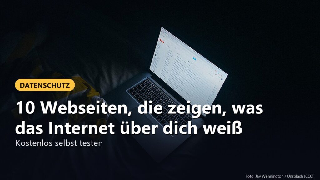 Laptop leuchtet im dunklen Raum – 10 Webseiten, die zeigen, was das Internet über dich weiß