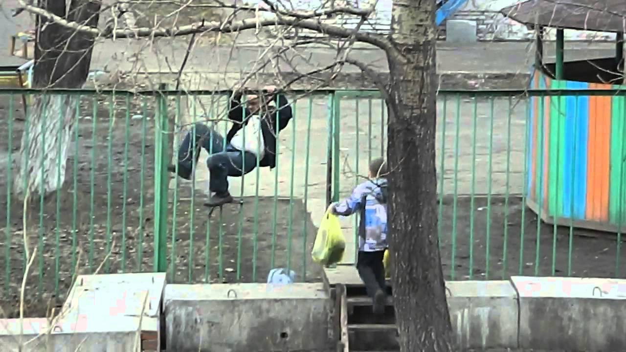 Betrunkener überwindet Zaun