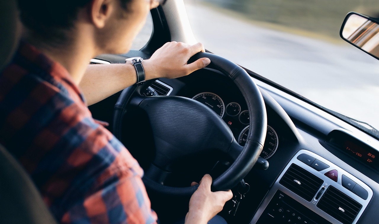 So mieten Sie in Montenegro ein Auto gegen Barzahlung