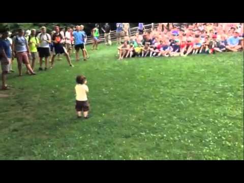 Der Kleine kontrolliert die Massen