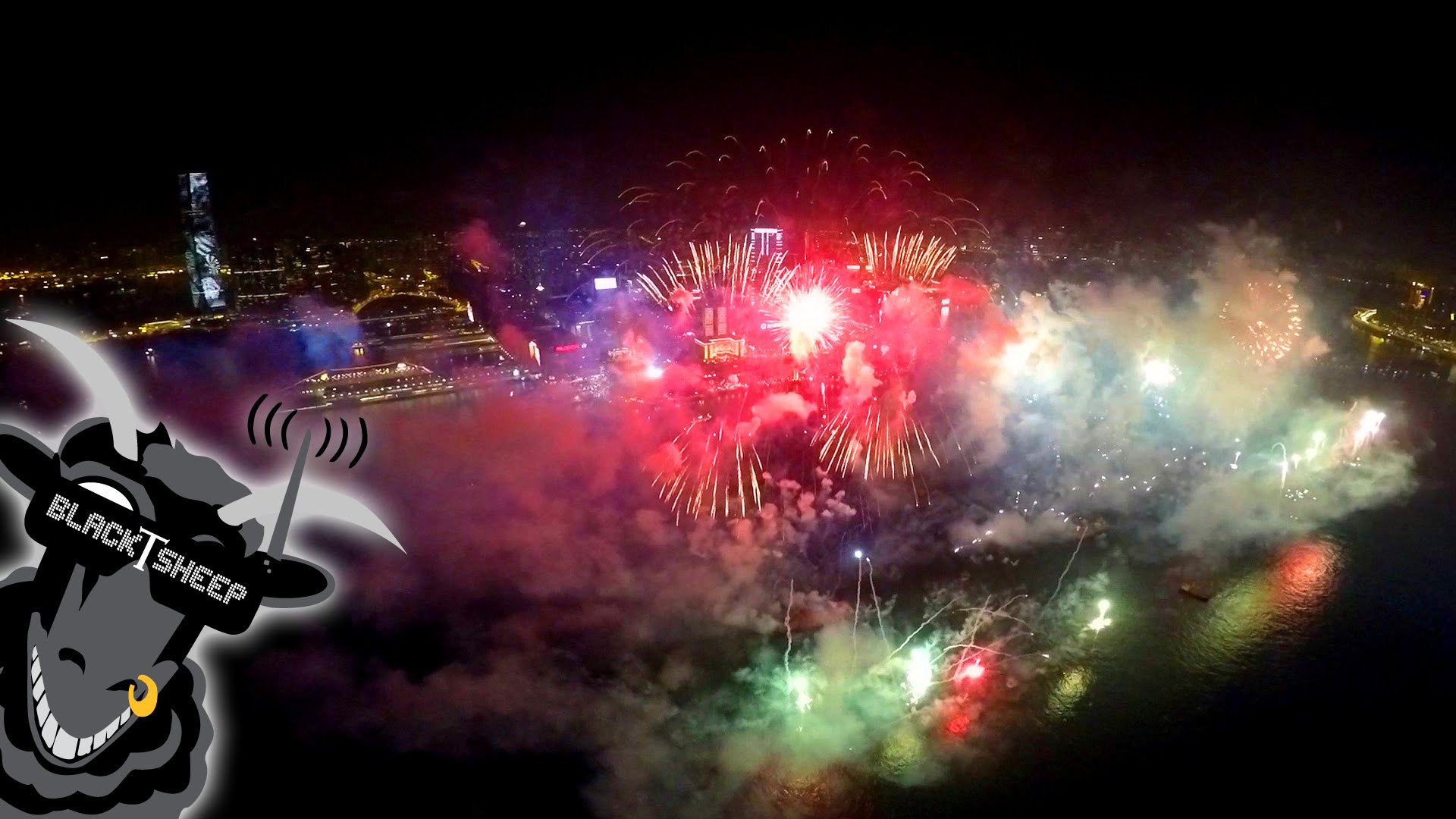 Drohnenflug durch ein Neujahrsfeuerwerk in Hongkong