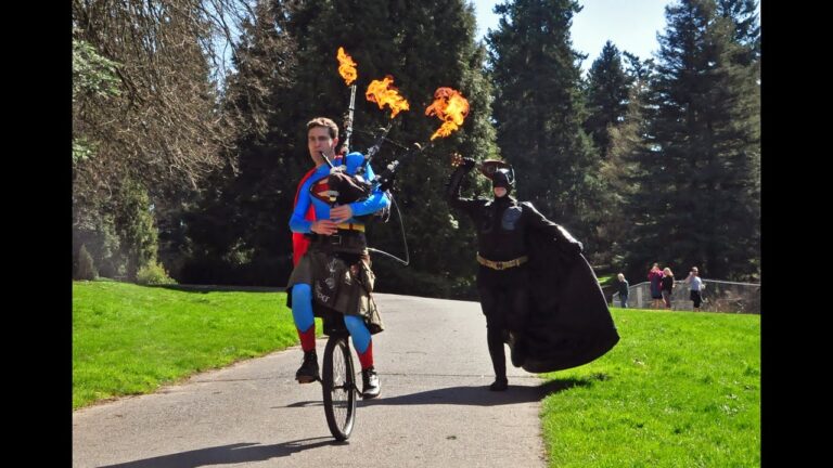 Duell zwischen Batman und Superman auf Ukulele und Dudelsack
