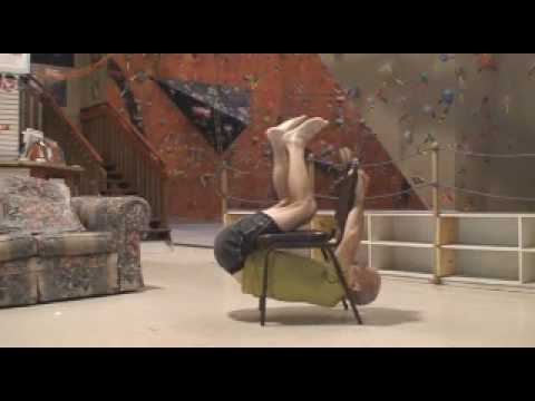 Durchkriechen unter einem Stuhl