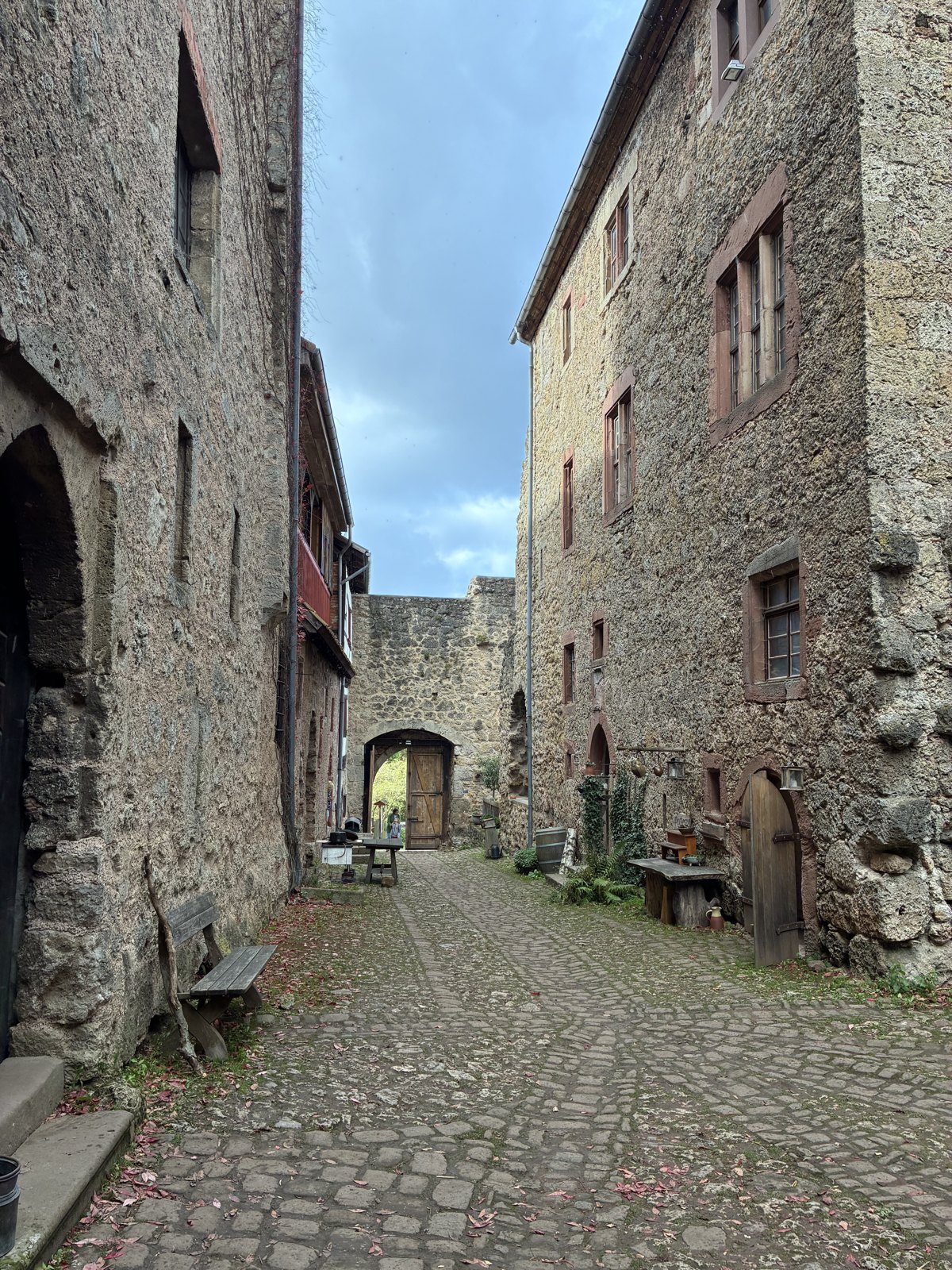 Gasse mit Kopfsteinpflaster in der Tannenburg