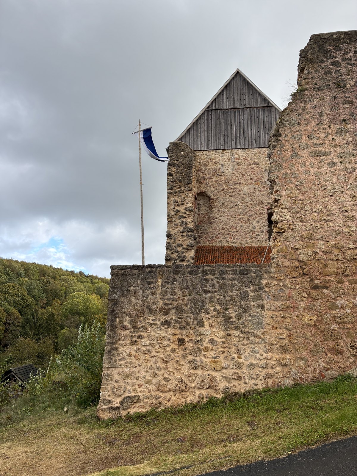Wehrmauer der Tannenburg mit Fahne