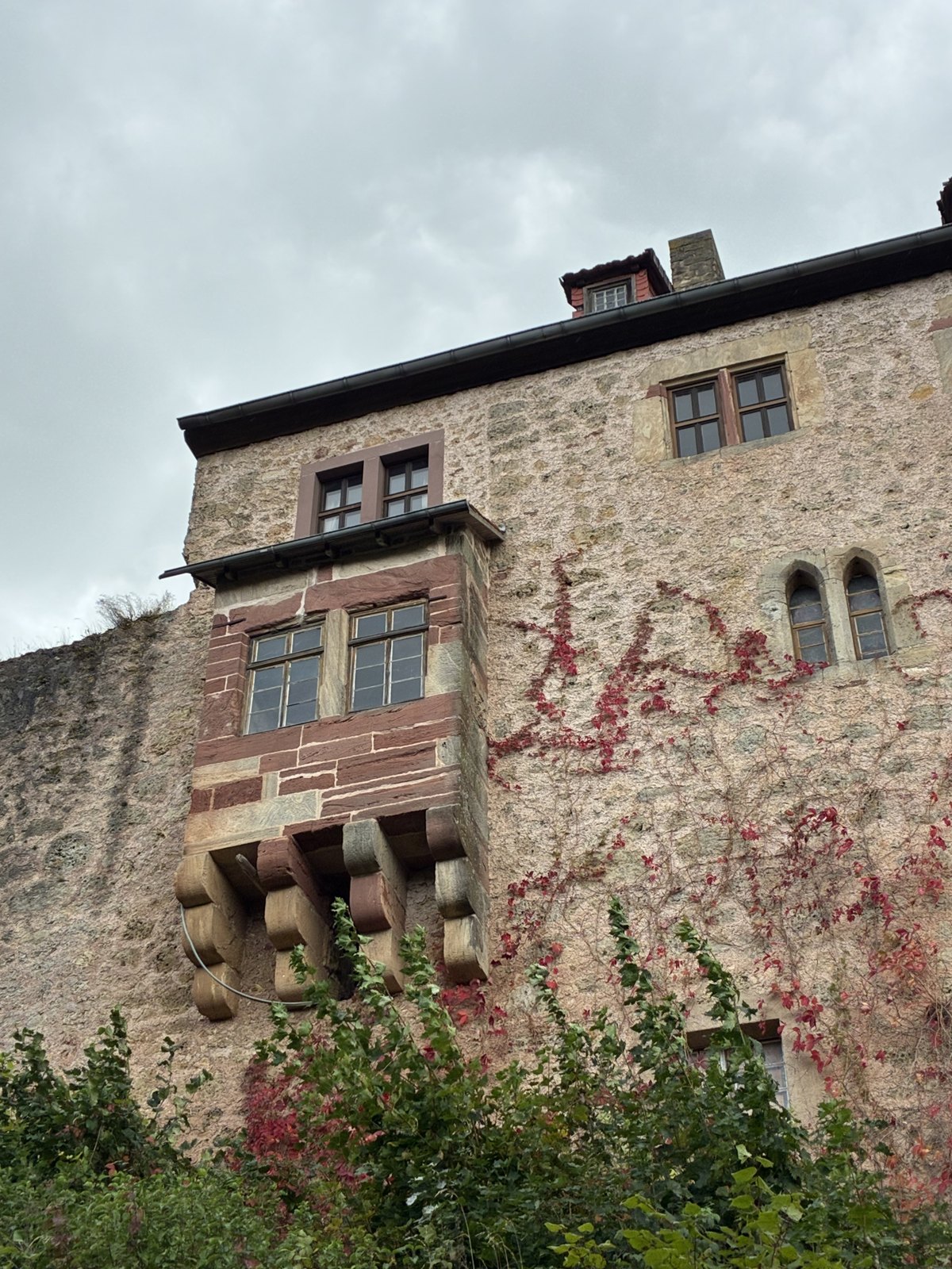 Erker der Tannenburg mit rotem Herbstlaub