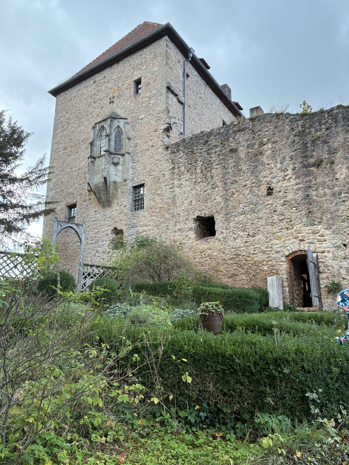 Turm mit Erker und Burggarten der Tannenburg