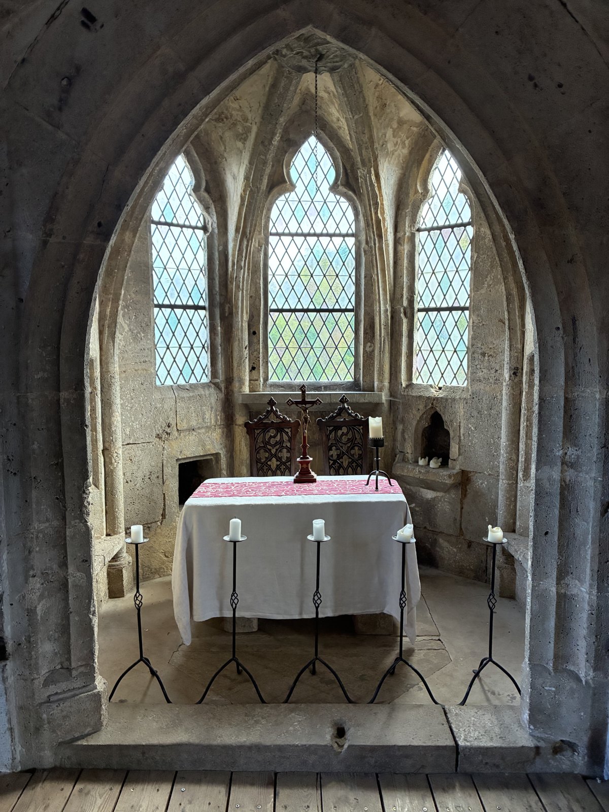 Altar und Bleiglasfenster der Burgkapelle