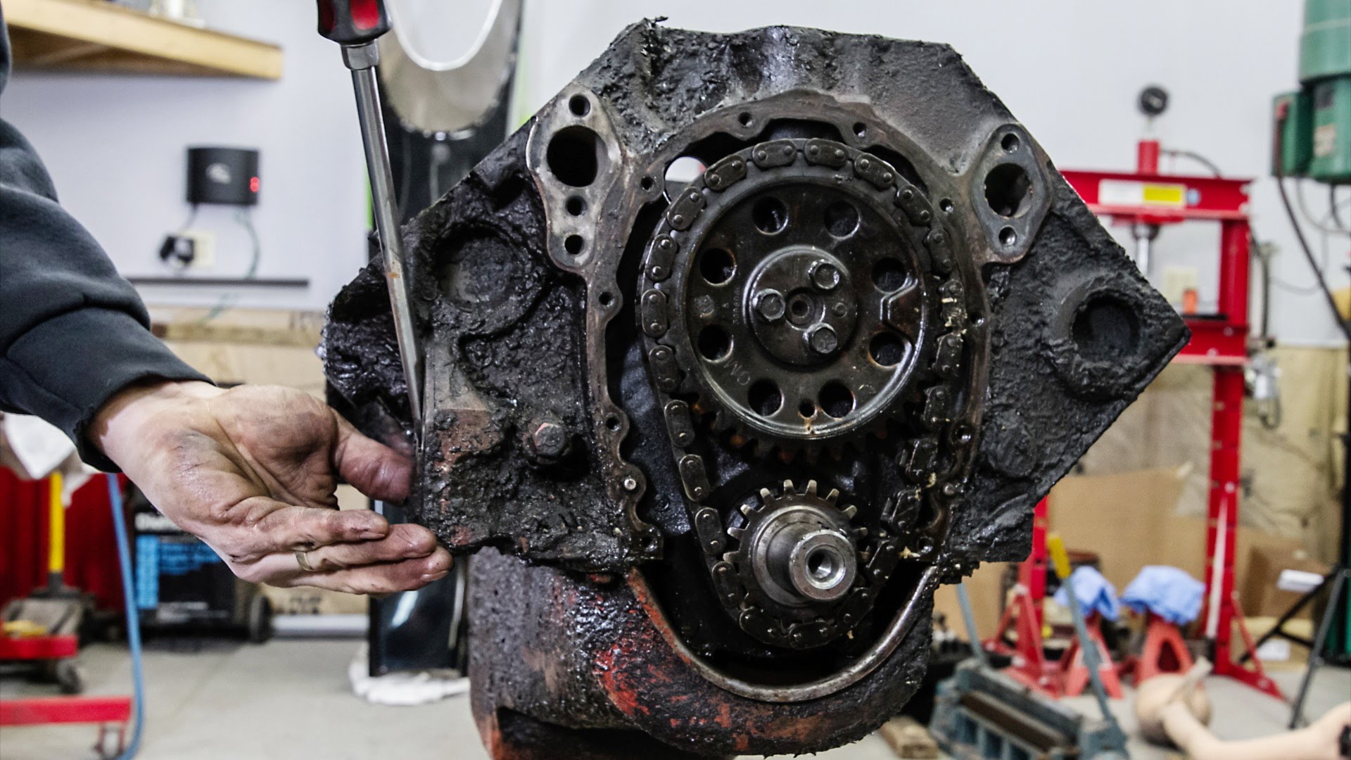 Ein alter Chevy V8 Motor wird im Zeitraffer aufbereitet
