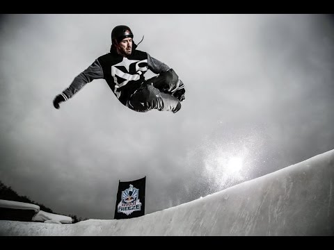 Einen Skatepark mit Eis überziehen und Schlittschuh laufen