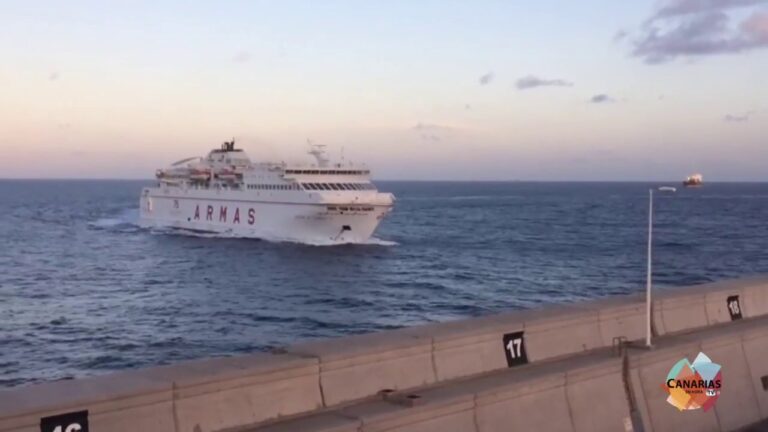 Fähre rammt Hafenmauer Las Palmas Gran Canaria