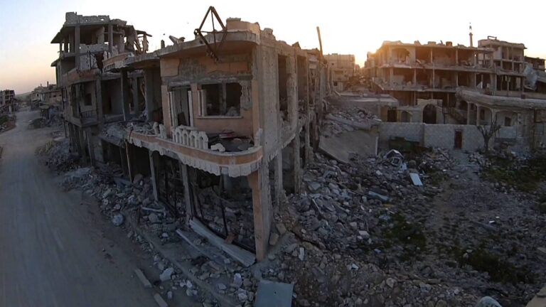 Friedlicher Multicopter Drohne über Kobane