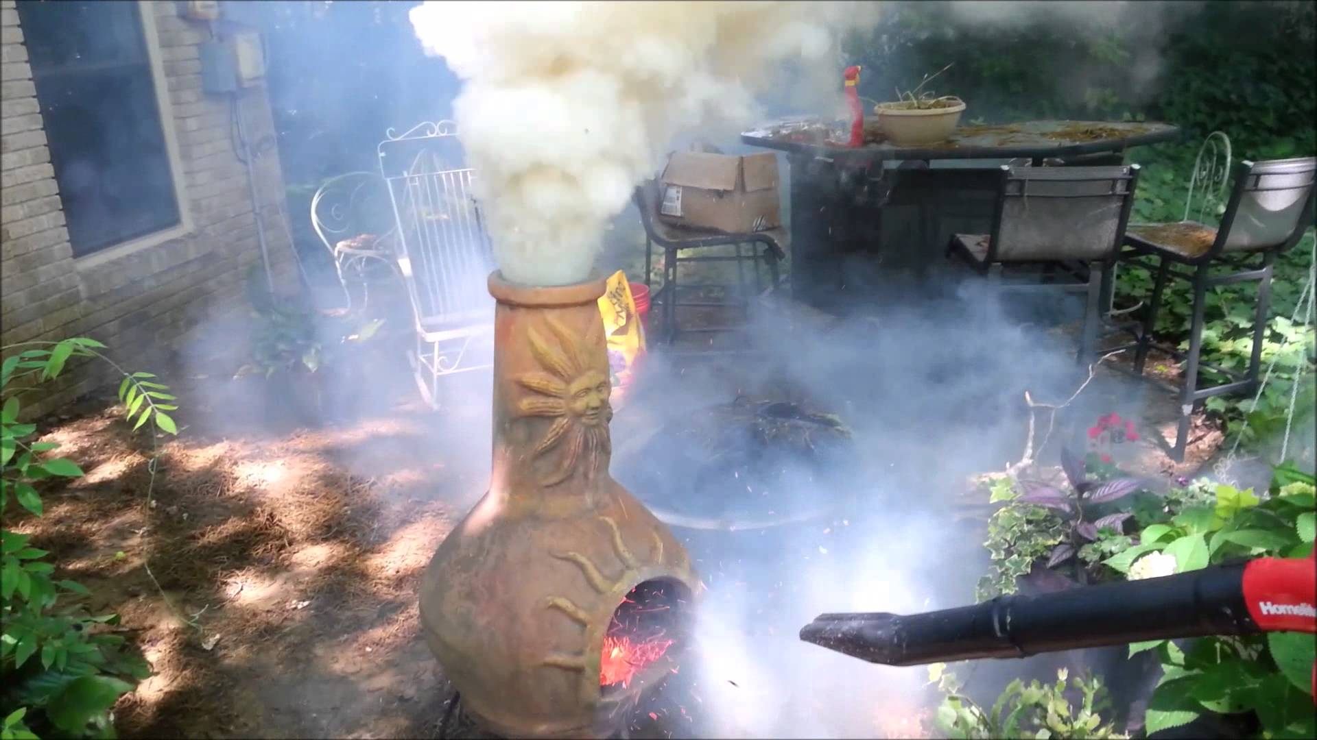 Grill mit dem Laubbläser anheizen