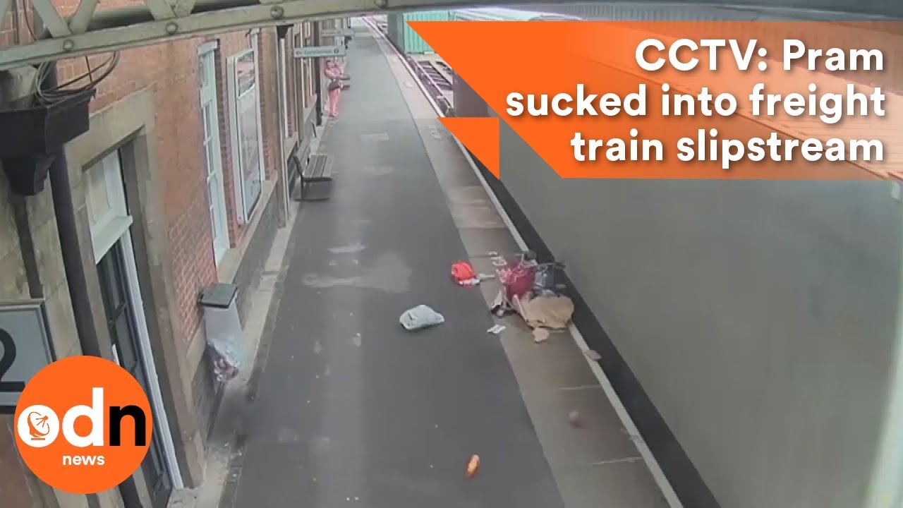 Kinderwagen wird vom Sog eines Güterzuges erfasst