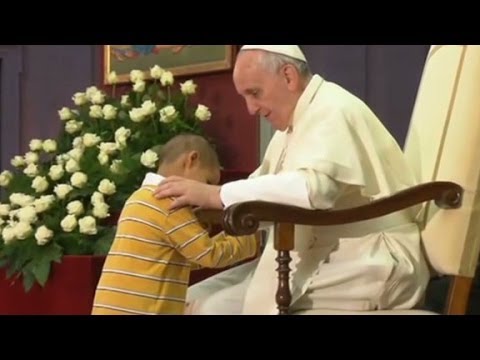 Kleiner Junge stiehlt dem Papst die Schau
