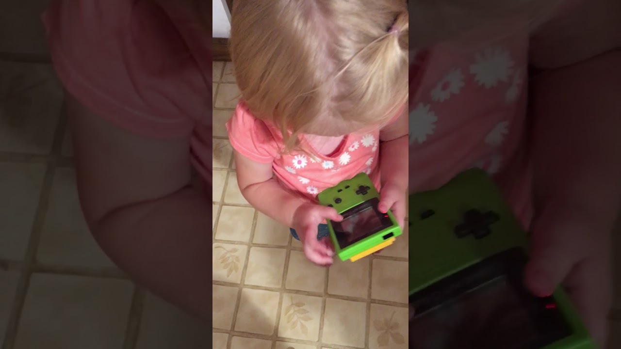 Kleines Mädchen versucht GameBoy zu spielen