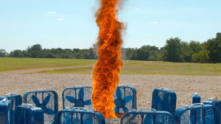 Künstlicher Feuertornado in Super Slowmotion