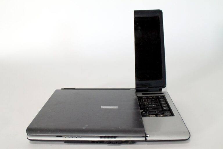 Laptop mit Wasserstrahl zerschneiden