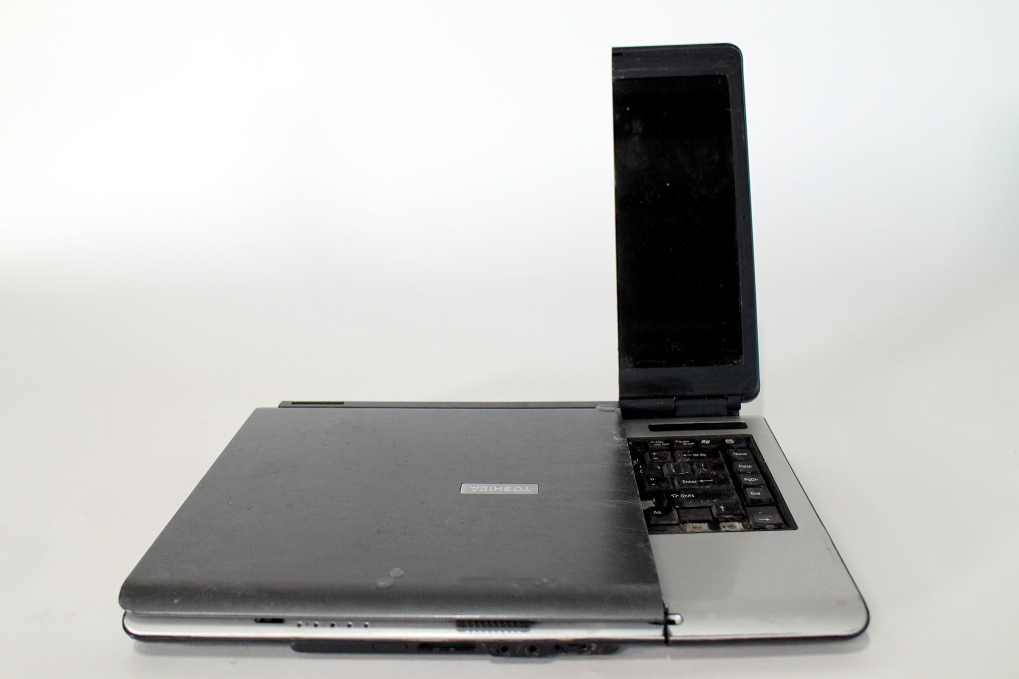 Laptop mit Wasserstrahl zerschneiden