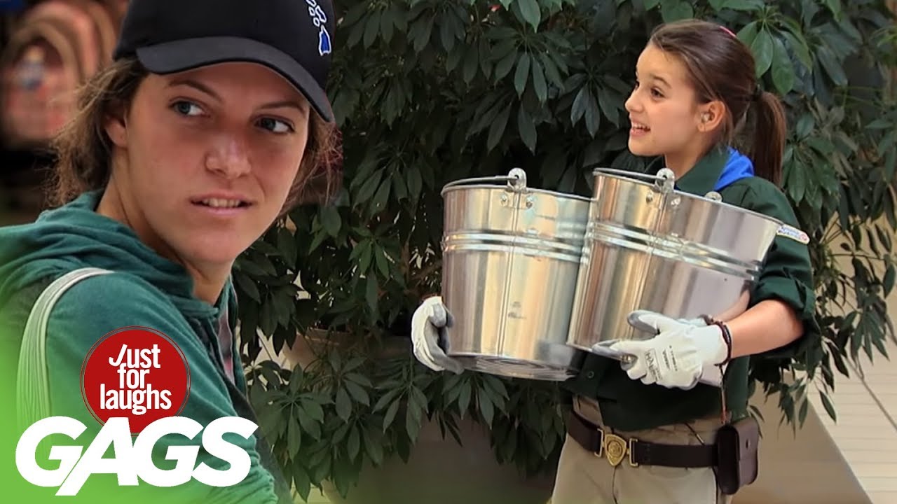 Mädchen spielt Streich