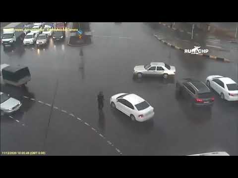 Mann vs. Stau: Ein Verkehrspolizist kämpft gegen den Verkehr