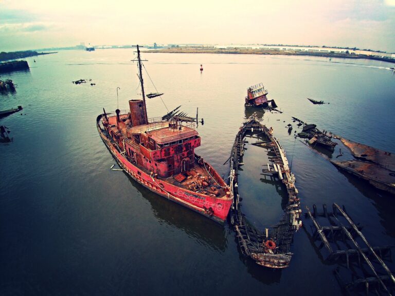 Arthur Kill Ship Graveyard: Ein Drohnenflug über Staten Islands Schiffswrackfriedhof