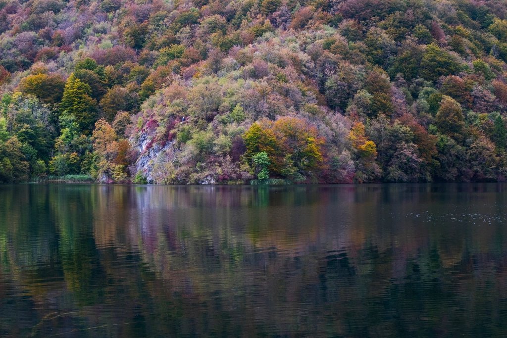 Bunter Herbstwald spiegelt sich im See, Plitvicer Seen