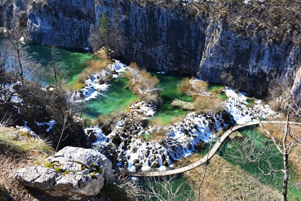 Holzsteg zwischen Wasserfällen und Seen im Nationalpark Plitvicer Seen