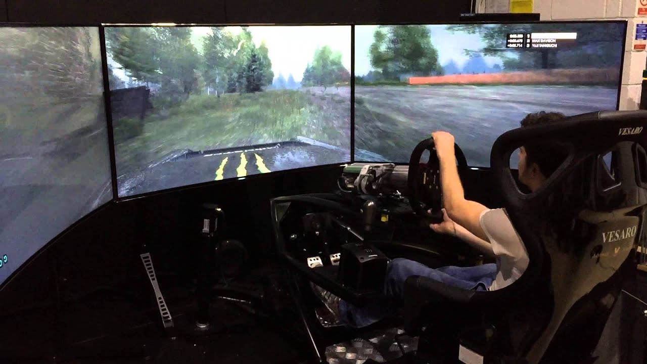 Realitätsnahes Fahrerlebnis im Fahrsimulator mit gebogenen Monitoren