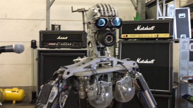 Roboter Band: Compressorhead spielt in Berlin Spandau
