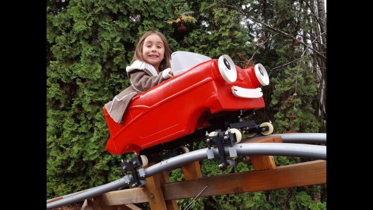 Selbstgebaute Achterbahn für die Enkelkinder