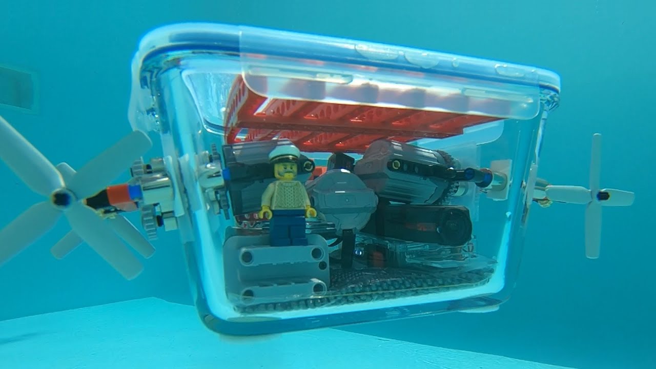 Selbstgebautes Uboot aus Tupperdose und Legoteilen