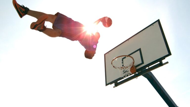 Spektakuläre Dunks im Basketball Freestyle