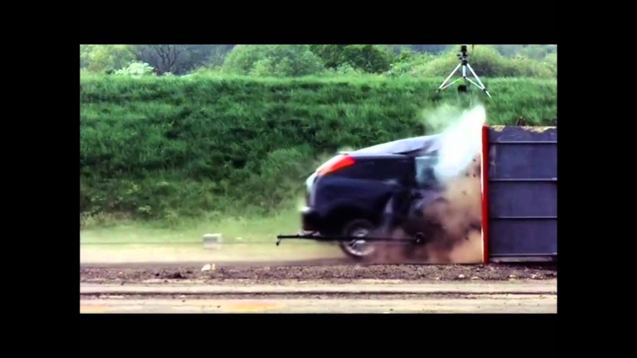 Spektakulärer Crash Test: Ford Focus prallt mit 190 km/h gegen die Wand