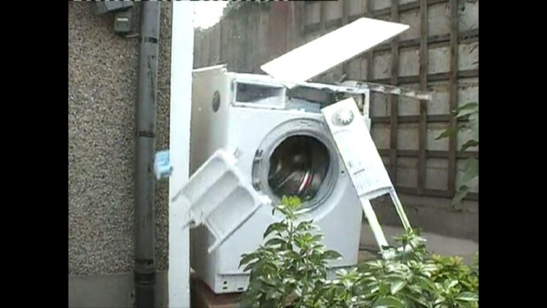 Stein in laufende Waschmaschine werfen