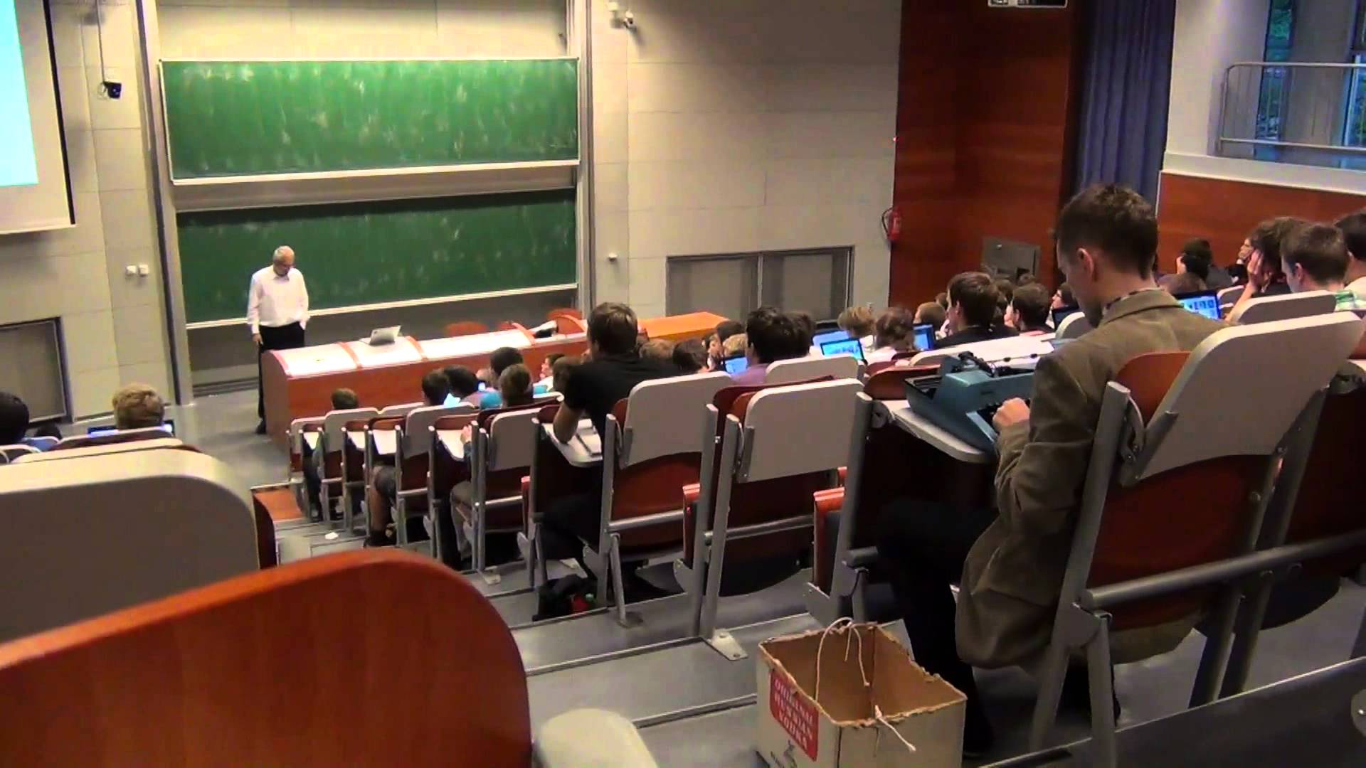 Student bringt Schreibmaschine in die Vorlesung