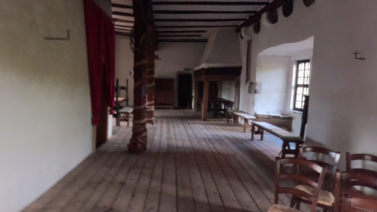 Saal mit Holzpfeilern auf der Tannenburg
