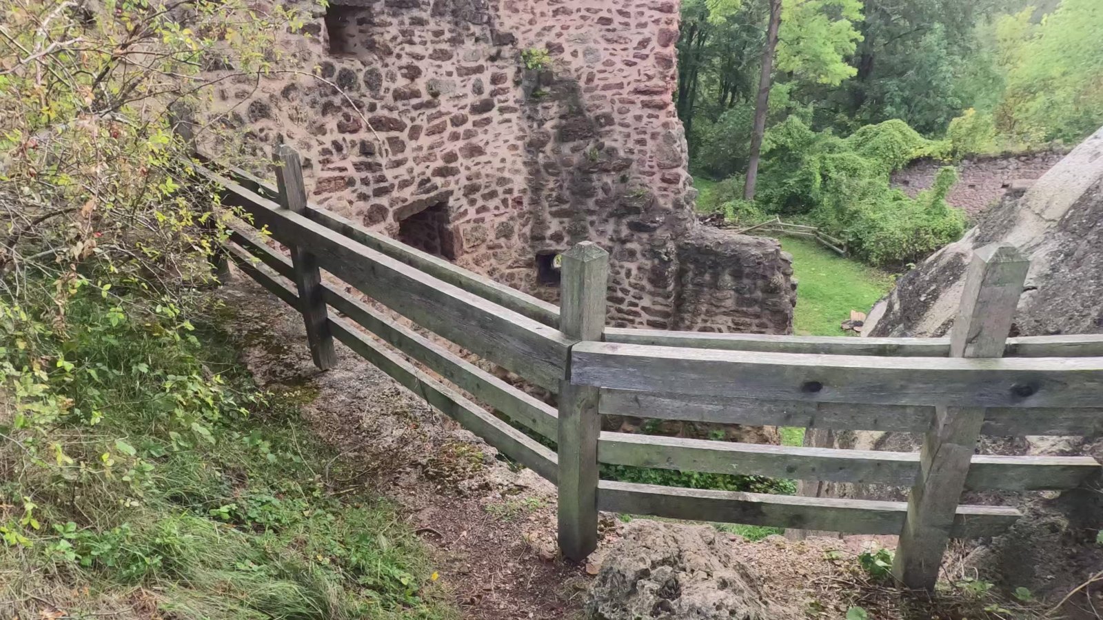 Zwinger und Ringmauer der Tannenburg