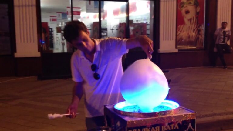Tanzender Zuckerwatte Straßenkünstler