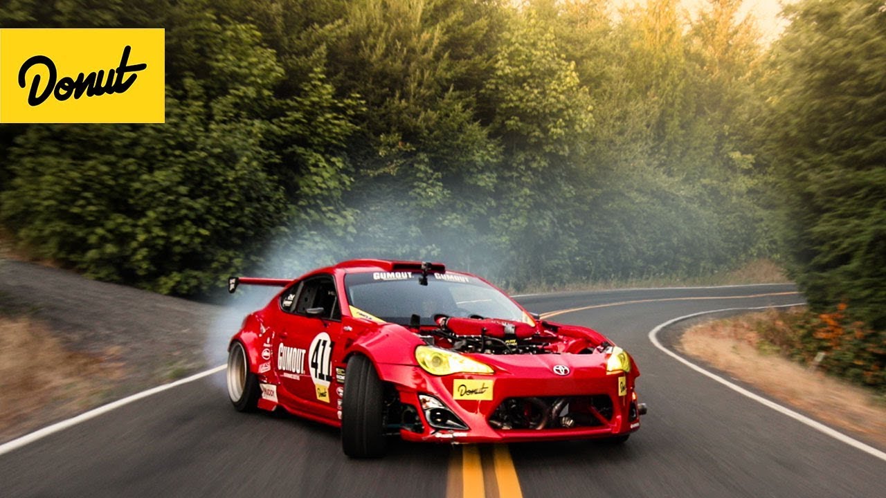 Toyota GT mit Ferrari Motor driftet durch die Landschaft