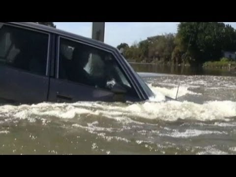 Tutorial: Wie man aus einem Auto herauskommt das in Wasser versinkt