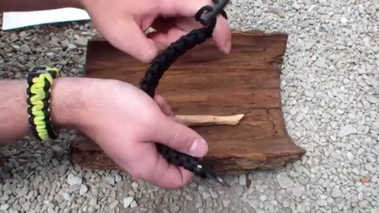 Überlebensarmband mit Feuerstarter und Mini Messer