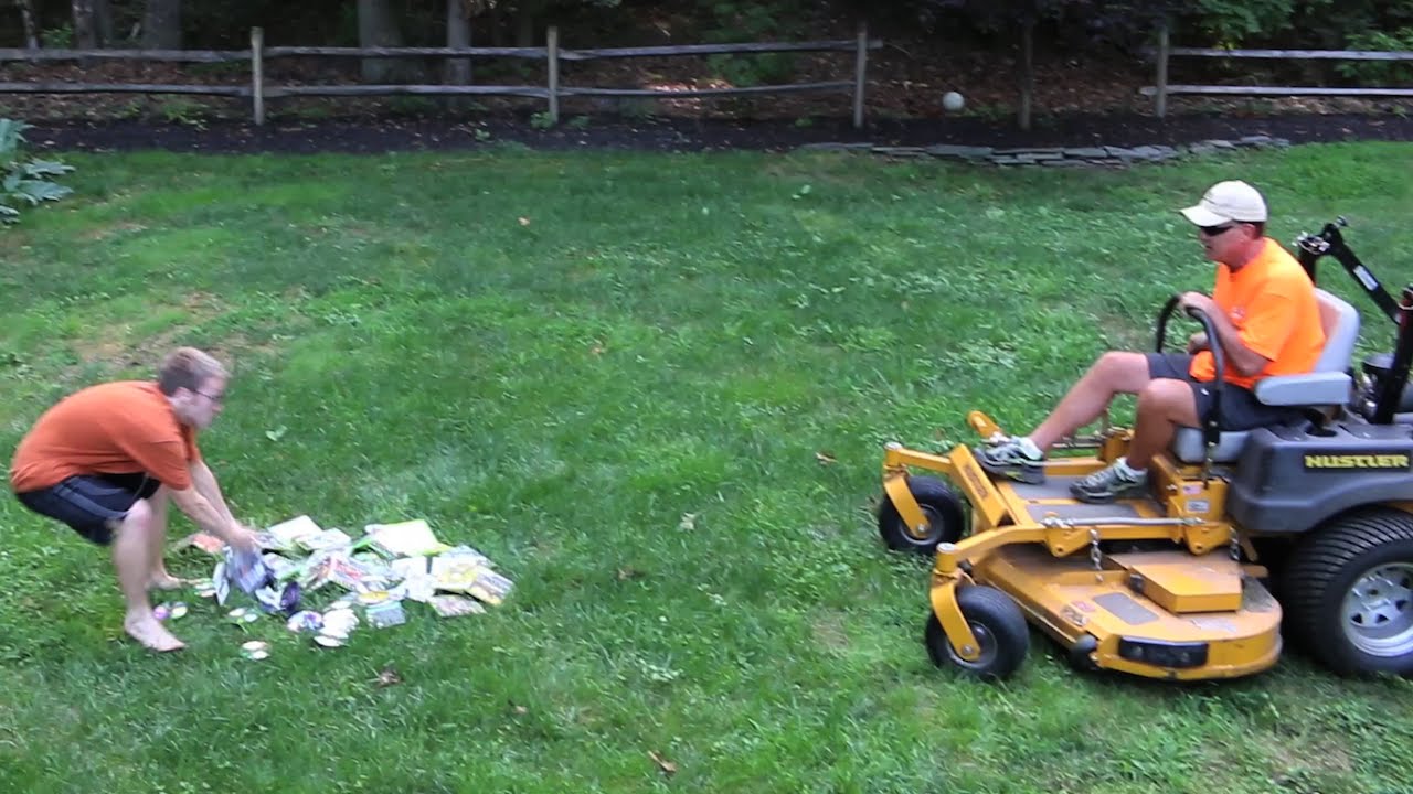 Vater zerstört Computerspiele mit dem Rasenmäher