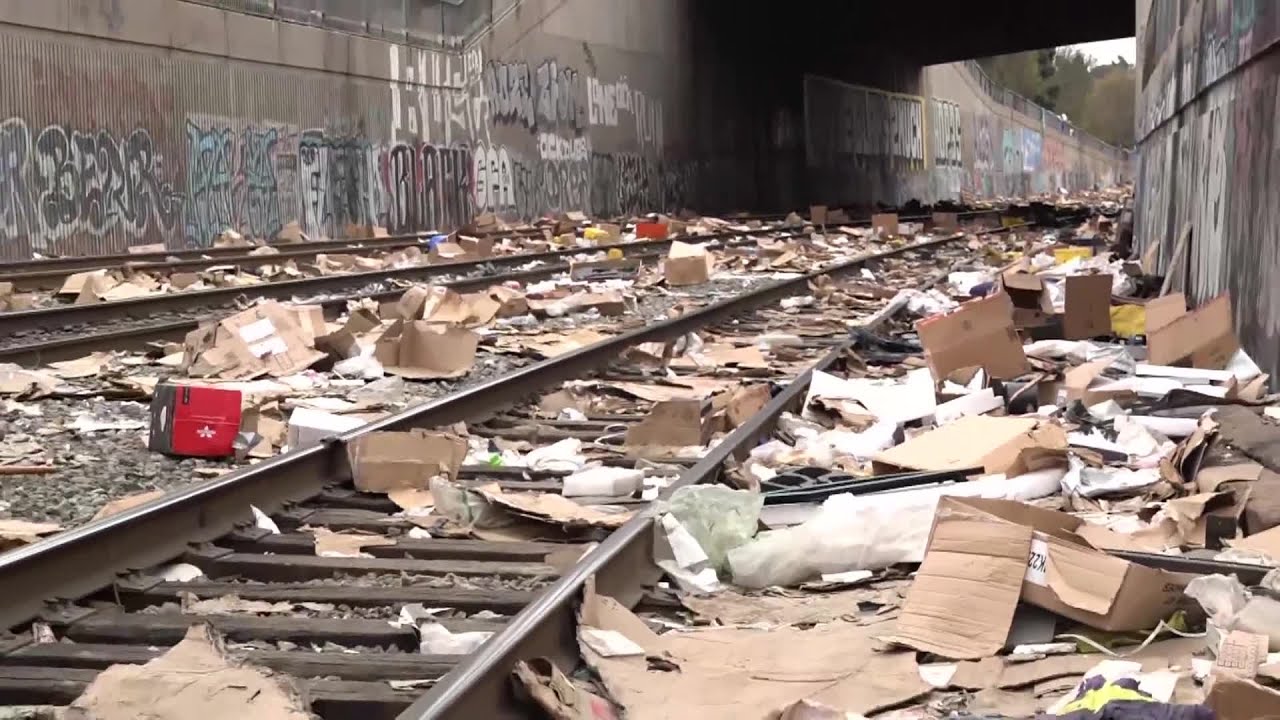 Video: Diebe plündern in LA Amazon Paket Züge