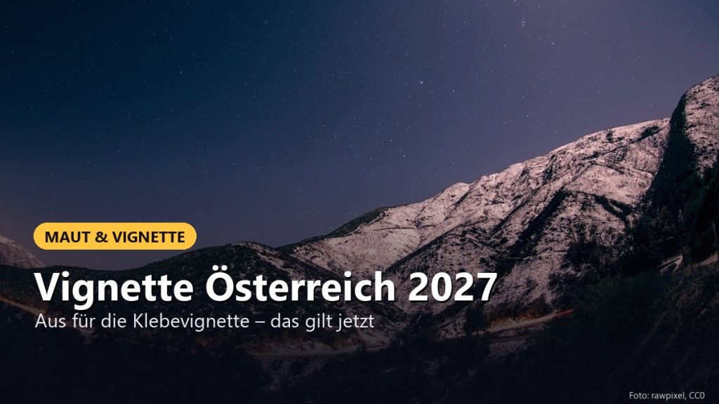 Verschneite Berge bei Nacht – Winterreise nach Österreich