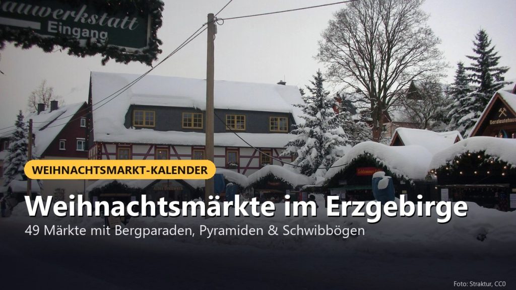 Verschneite Hauptstraße in Seiffen im Erzgebirge im Advent