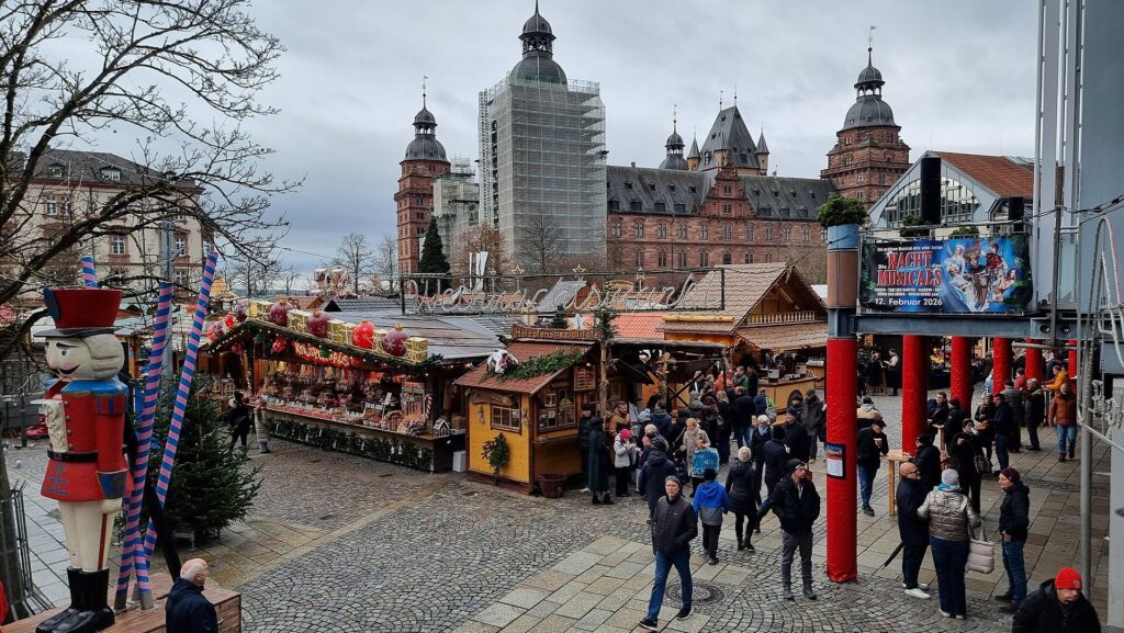 Weihnachtsmarkt auf dem Schlossplatz vor Schloss Johannisburg in Aschaffenburg